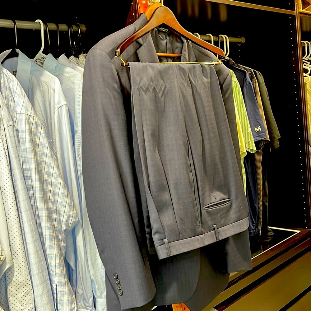 Jos a Bank 50L navy suit.